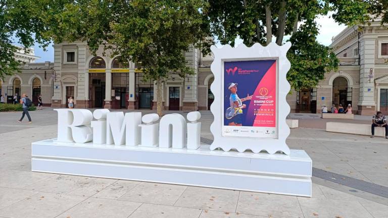 Il totem per l’Itf di Viserba davanti alla stazione