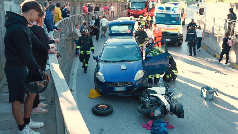 Bellaria Igea Marina, scontro tra auto e scooter: due minorenni in ospedale, uno è grave