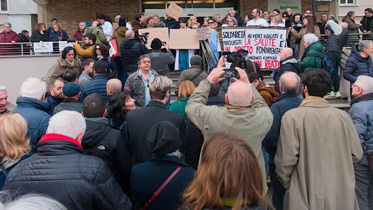 Il flash mob davanti all’ospedale di Ravenna