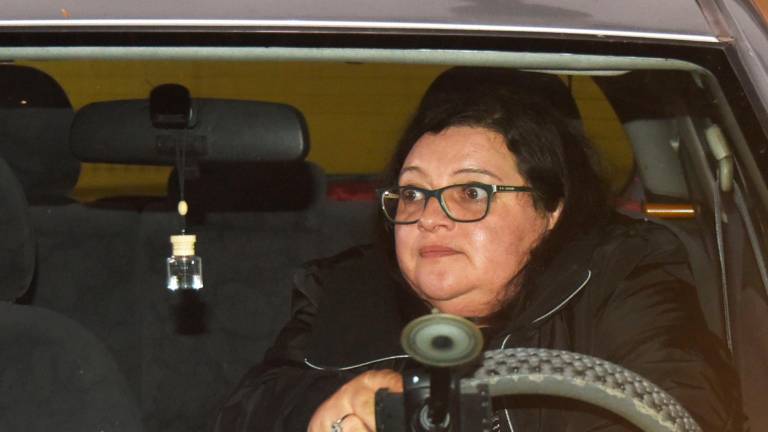 Delitto di Pierina a Rimini, la vicina tornata a casa dopo essere stata sentita per sei ore in Questura. Sequestrati gli abiti del marito