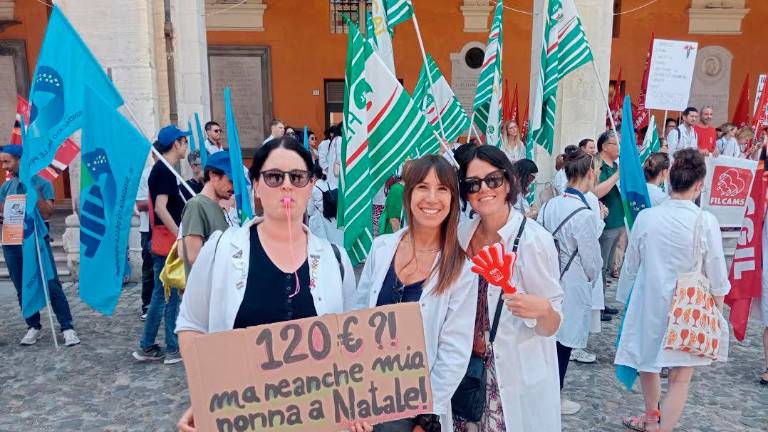 Cesena, i farmacisti protestano in piazza per il contratto: «Ridicolo l’aumento salariale di 120 euro»