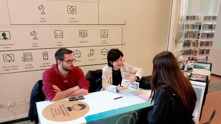 Il punto informativo allestito ieri in biblioteca