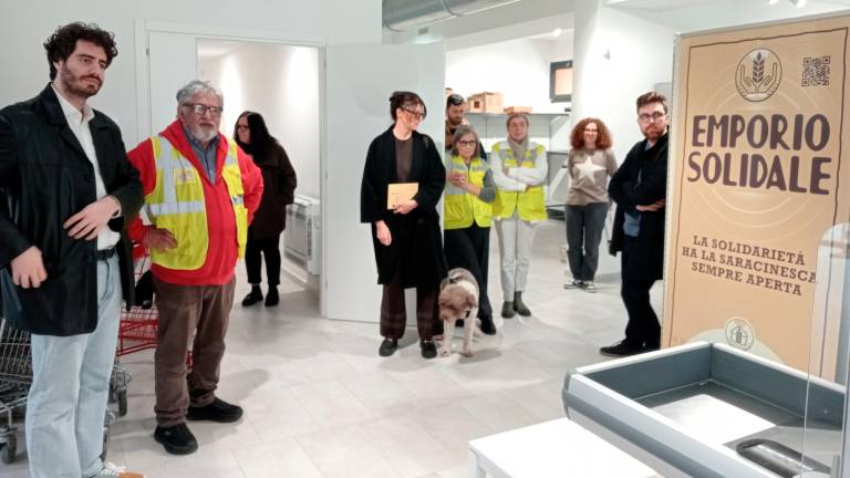 Cesena, “Umarell tour” alla scoperta dell’Emporio Solidale VIDEO