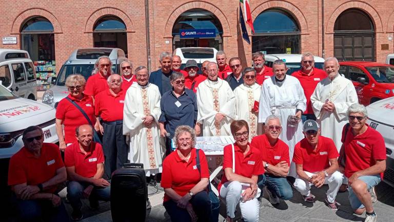 I volontari di “Noi per te” col vescovo e i sacerdoti davanti al duomo