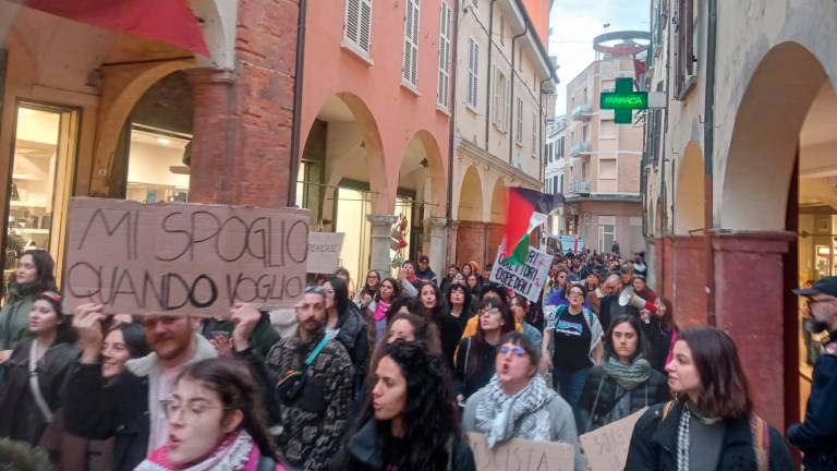 Il passaggio del corteo lungo via Zeffirino Re