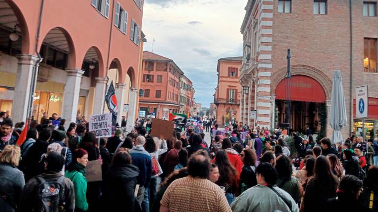 Cesena, contro la violenza e con le soggettività oppresse: in 200 sfilano col corteo transfemminista