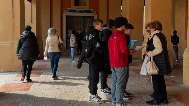 Lugo, gli studenti leggono le loro poesie ai passanti sotto il Pavaglione