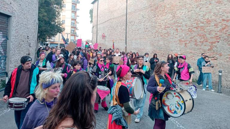 Cesena, contro la violenza e con le soggettività oppresse: in 200 sfilano col corteo transfemminista