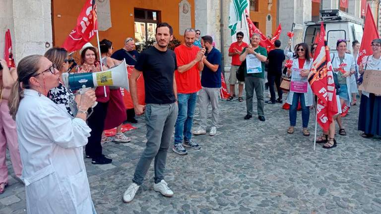 Cesena, i farmacisti protestano in piazza per il contratto: «Ridicolo l’aumento salariale di 120 euro»