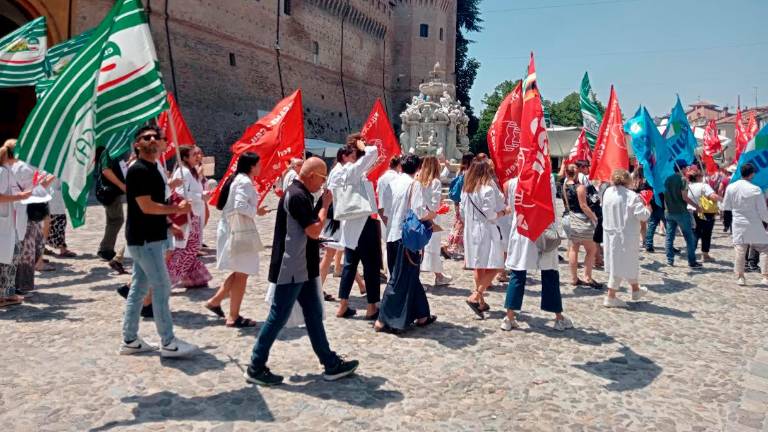 Cesena, i farmacisti protestano in piazza per il contratto: «Ridicolo l’aumento salariale di 120 euro»