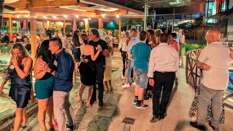 Un ballo tra i tanti single che hanno preso parte alla cena a Massa Lombarda