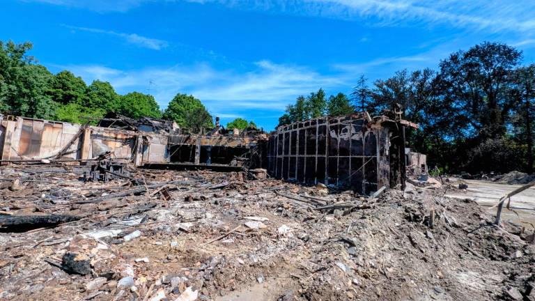 Brisighella, incendio all’ex Gufo, spenti gli ultimi focolai. Rimaste solo travi annerite e cenere