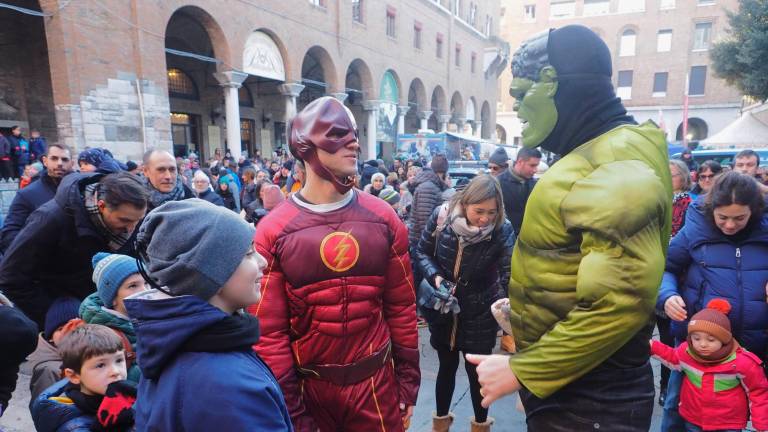Ravenna. Lo spettacolo dei Supereroi in piazza San Francesco