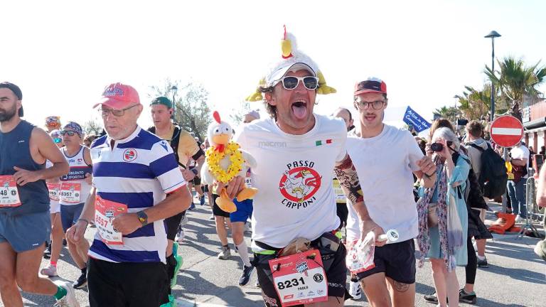 Rimini Marathon, in 10mila di corsa fra mare e centro storico: agonismo e goliardia GALLERY
