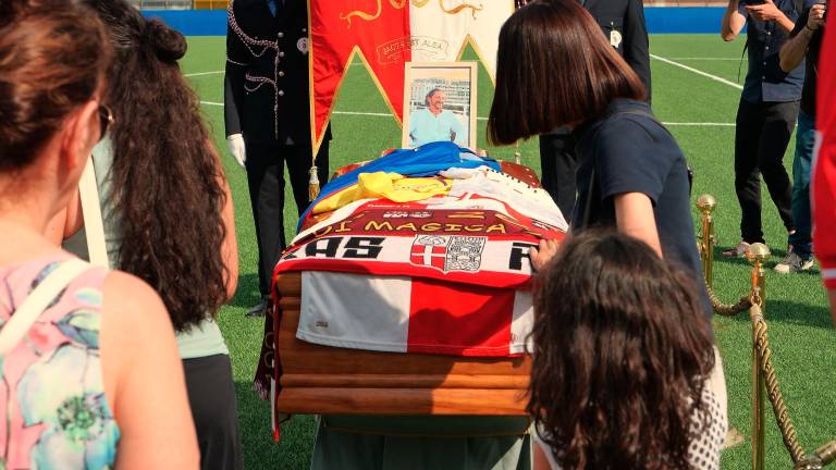 Rimini. Lacrime e cori allo stadio per l’addio a Igor Protti