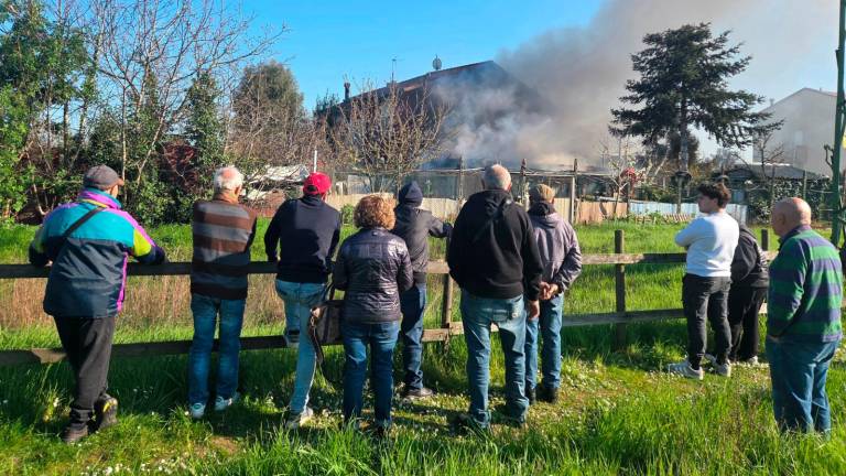 Riccione, incendio nel capanno: intervengono i Vigili del Fuoco - VIDEO GALLERY