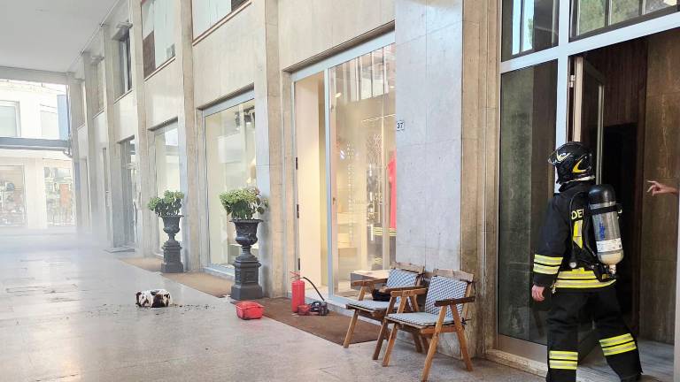 Riccione, incendio alla boutique in viale Ceccarini, il titolare intossicato dal fumo - Gallery