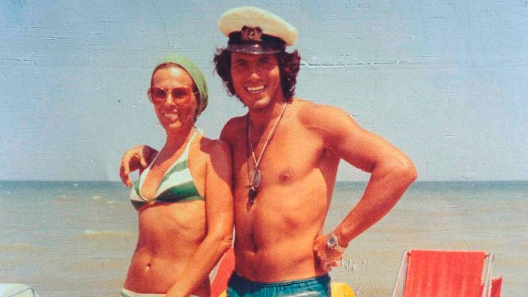 Ornella Vanoni con il bagnino riminese Silvano Silvegni