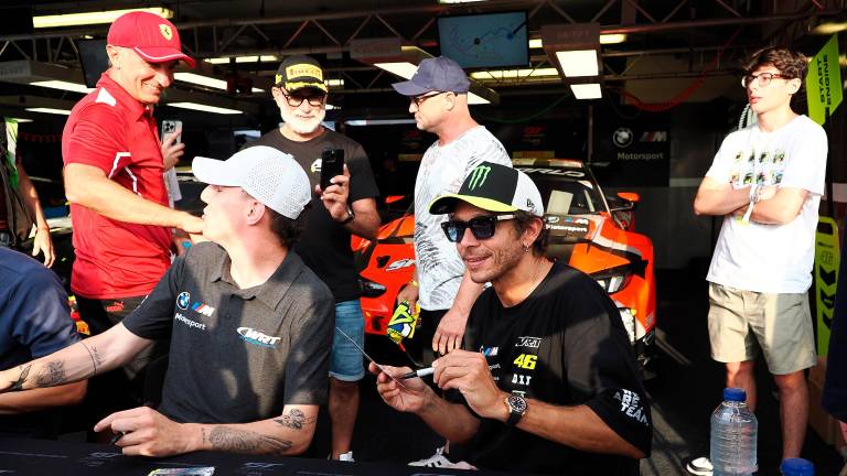 Valentino Rossi firma autografi a Misano Adriatico