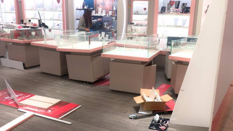 L’interno della gioielleria assaltata dai ladri (foto Massimo Fiorentini)