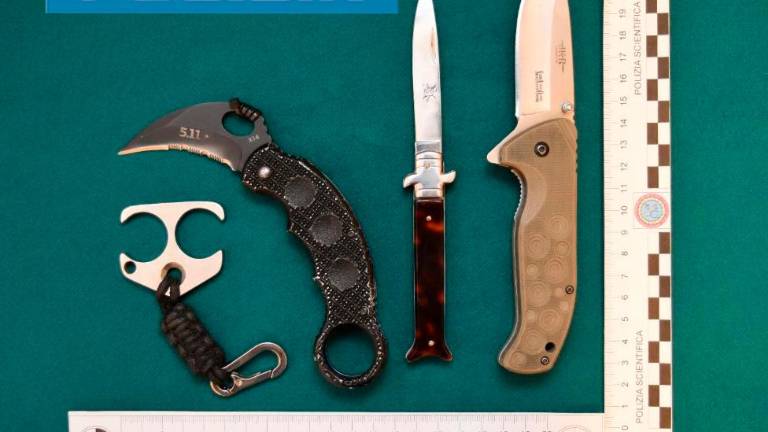 Cesena, gira con un tirapugni come portachiavi e dalla perquisizione spuntano 3 coltelli: 53enne denunciato