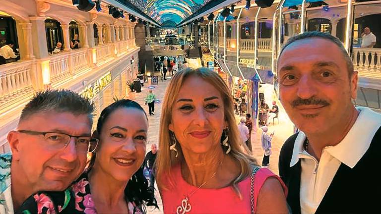 Sopra, da sinistra, Vincenzo Andreini, Stefania Beccari, Cristina Bianchi e Cesare Ceccoli, quattro sammarinesi del gruppo sulla nave da crociera ferma a Dubai