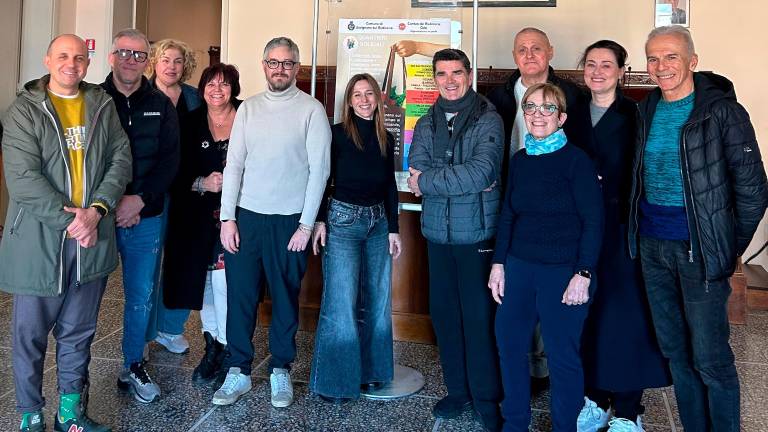 Da sinistra Luca Maggioli, presidente della Consulta del quartiere Capanni, Cesare Fracconti, presidente della Consulta del quartiere Fiumicino, Patrizia Acini, presidente della Consulta del quartiere Cesare, Assunta Ciaravolo, presidente della Consulta del Quartiere Rio Salto-Castelvecchio, l’assessore al Volontariato e Terzo Settore Alessio Tomei, Giorgia Grilli, presidente della Consulta del quartiere San Giovanni, Renato Tasini, consigliere della Consulta del quartiere Capanni, Fabio Donati, presidente della Consulta del quartiere Centro, Catherine Drieux, presidente della Consulta del quartiere Bastia, Enzo Colonna, presidente della Consulta del quartiere Valle Ferrovia