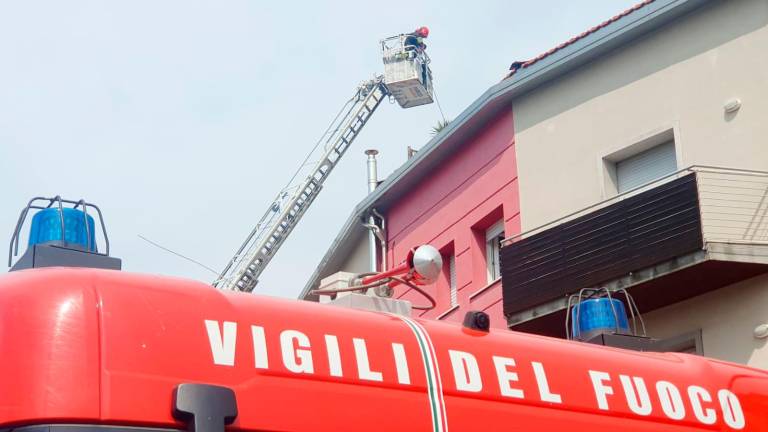 Riccione, incendio nel tetto del condominio: decisivo l’intervento di 4 agenti di Polizia locale VIDEO GALLERY