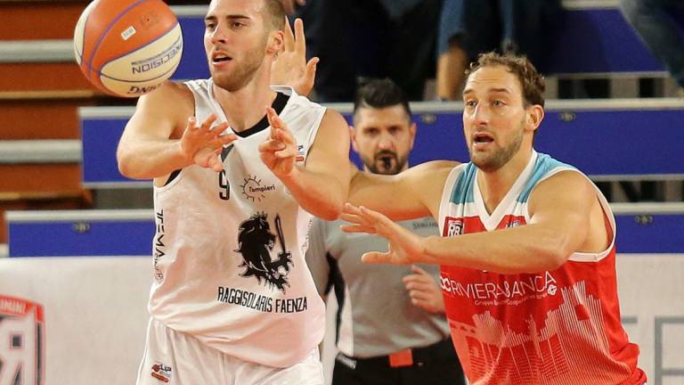 Basket B, salta per Covid il derby tra Faenza e Rimini