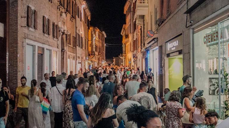 Rimini, Shopping Night con 150 negozi e locali aperti