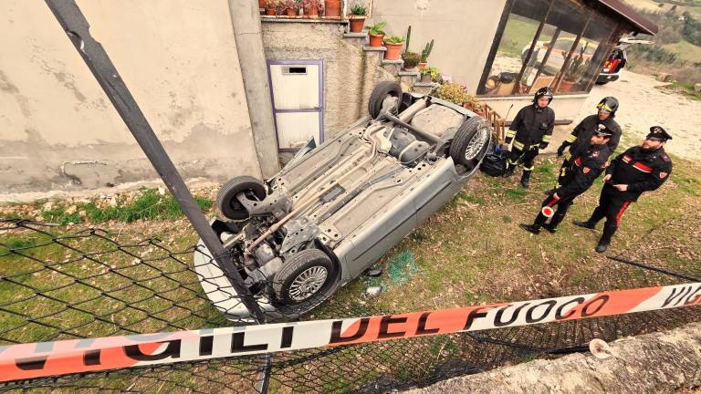 Paura a Fontanelle di San Leo: auto indietreggia e si ribalta nel giardino di una casa
