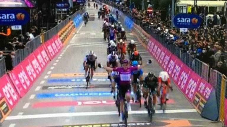 Ciclismo, il Giro a Rimini: al mare vince Demare - Video