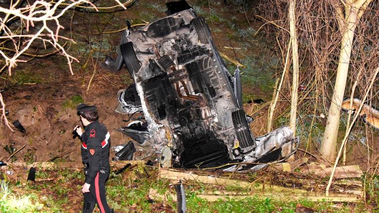 L’auto del ragazzo distrutta dopo essere finita nella scarpata (fotoservizio Manuel Migliorini)