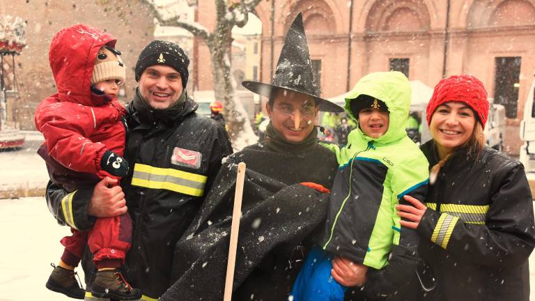 Rimini. La Befana dei pompieri in piazza Malatesta. FOTOGALLERY Migliorini