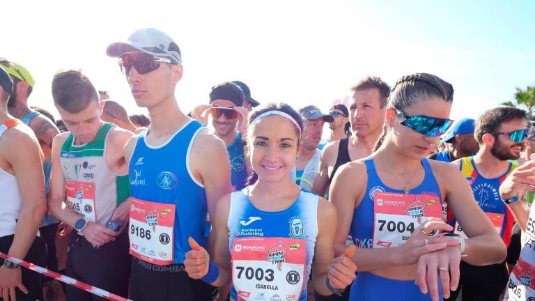 Rimini Marathon, in 10mila di corsa fra mare e centro storico: agonismo e goliardia GALLERY