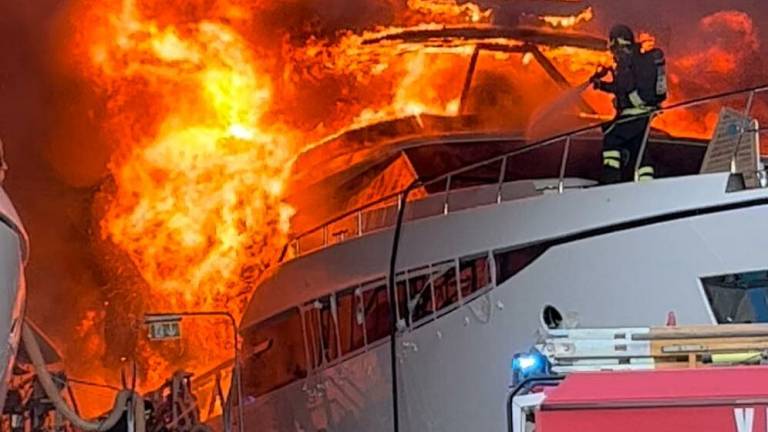 Cattolica: incendio alla Ferretti, distrutto uno yacht da 10 milioni