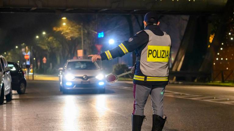 Rimini, sniffa cocaina in auto e spunta la polizia