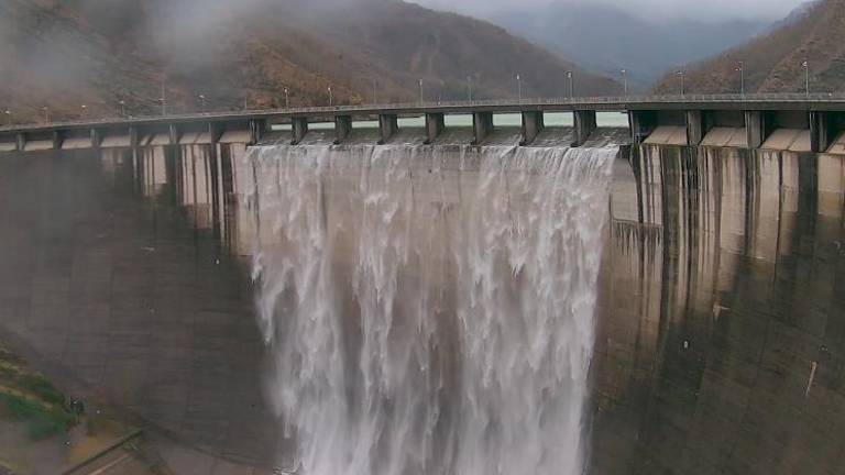 L’immagine della tracimazione della diga di Ridracoli