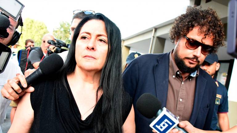 Manuela Bianchi all’uscita dalla Questura (foto e video Manuel Migliorini)