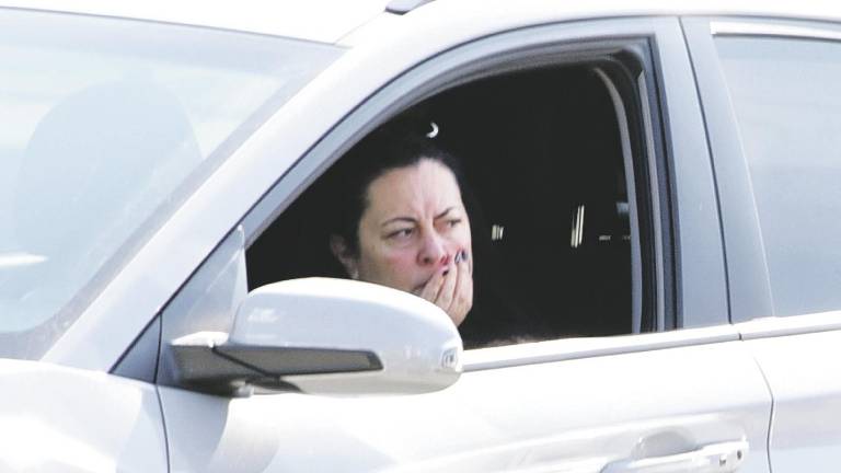 Manuela Bianchi in auto all’esterno della Procura