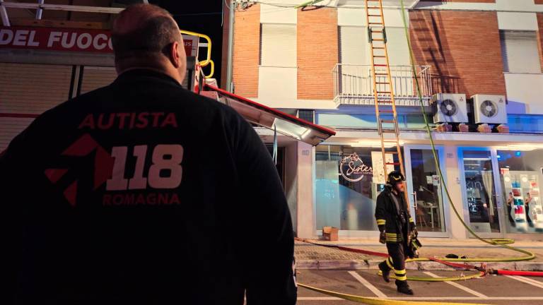 Bellaria. Incendio in una palazzina, salvati un cocorito e un canarino