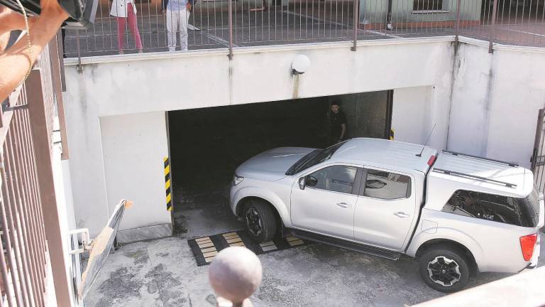 Le indagini al condominio di via del Ciclamino (foto Migliorini)