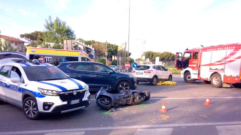 I rilievi della polizia locale. Sul posto anche vigili del fuoco e 118 (foto Massimo Fiorentini)