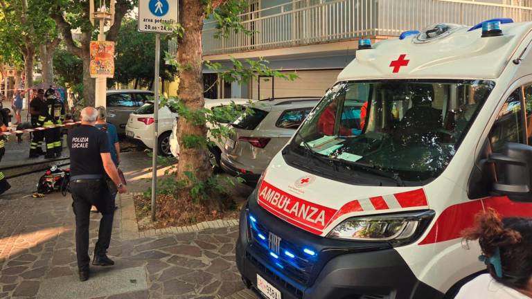 Igea Marina. Incendio in un appartamento: salvati i cani, muore il pappagallo FOTOGALLERY