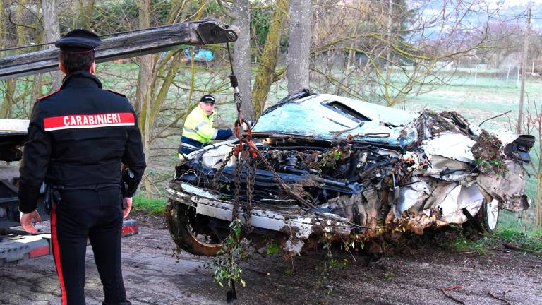 L’auto del ragazzo recuperata dopo essere finita nella scarpata (fotoservizio Manuel Migliorini)