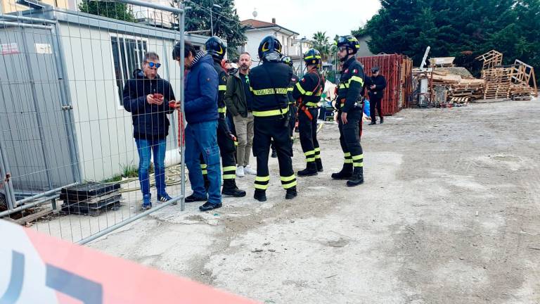 Rimini, tre operai su una gru minacciano di buttarsi nel vuoto: sono tutti scesi a terra dopo una mediazione VIDEO GALLERY