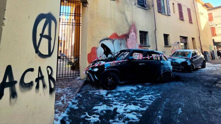 Rimini, due auto distrutte dalle fiamme in pieno centro - Gallery