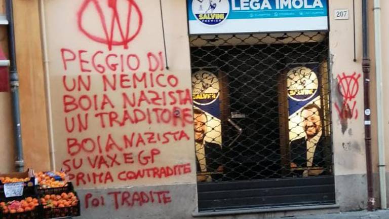 Imola, i no vax imbrattano la sede della Lega: Prima contraddite e poi tradite