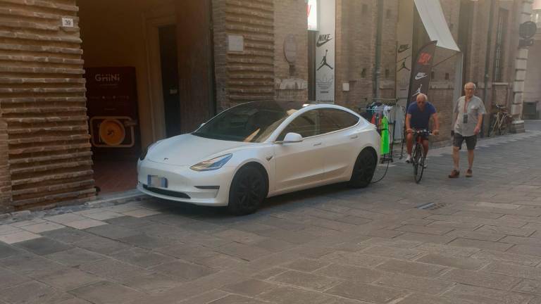 Cesena, ricarica l’auto elettrica dal negozio in centro