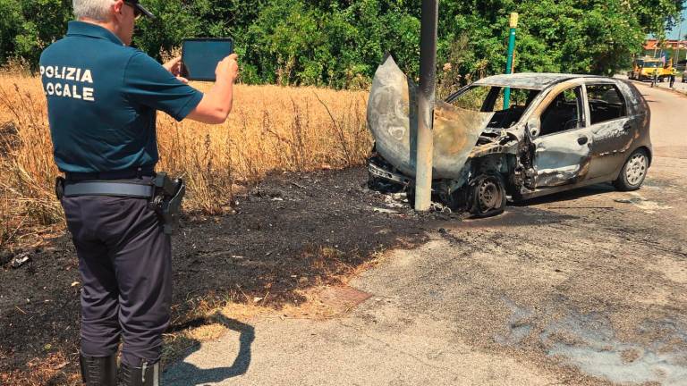 Rimini. Auto in fiamme in via Coriano VIDEO e FOTOGALLERY